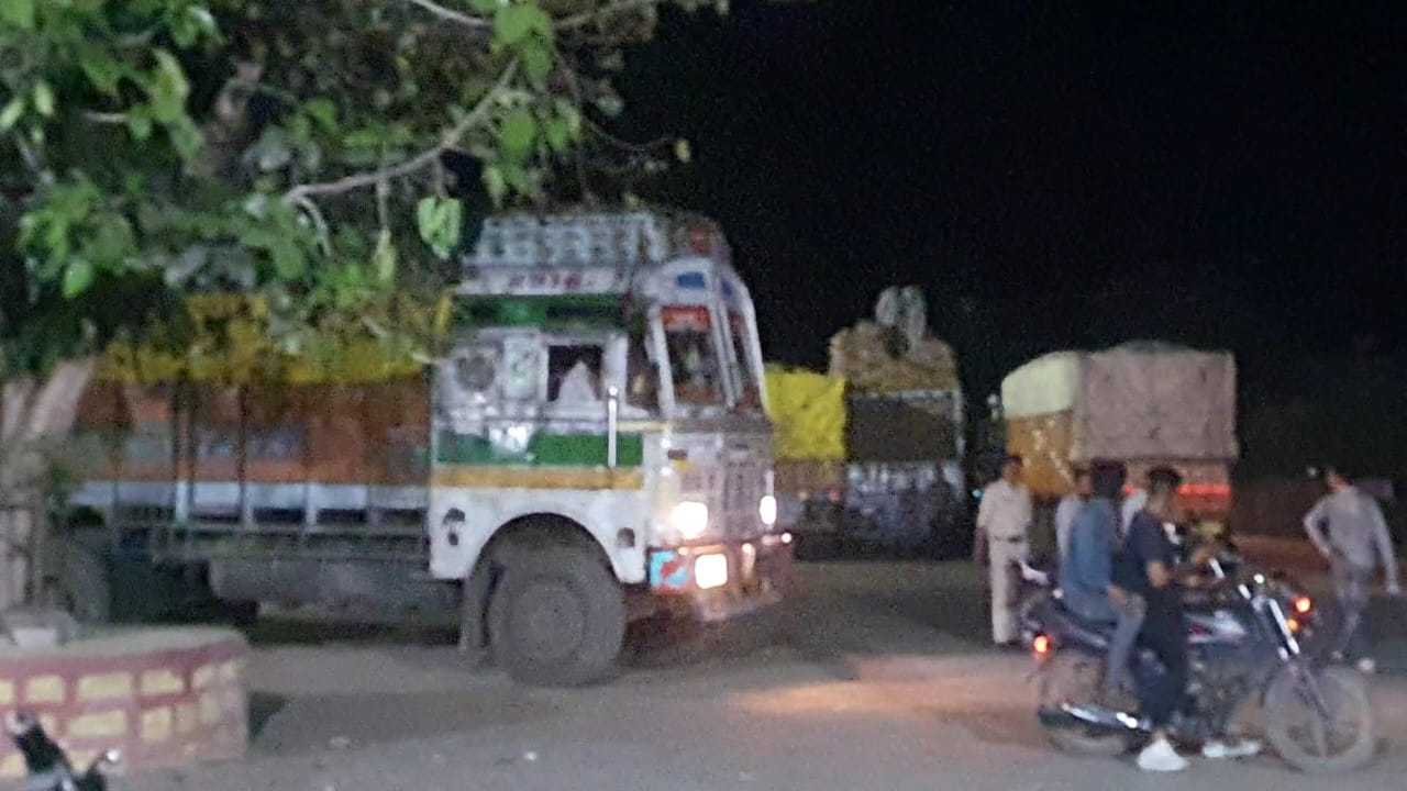 पैट्रोल पंप पर शराब की पेटियों से भरा ट्रक हुआ गायब, होटल के पीछे मिला    