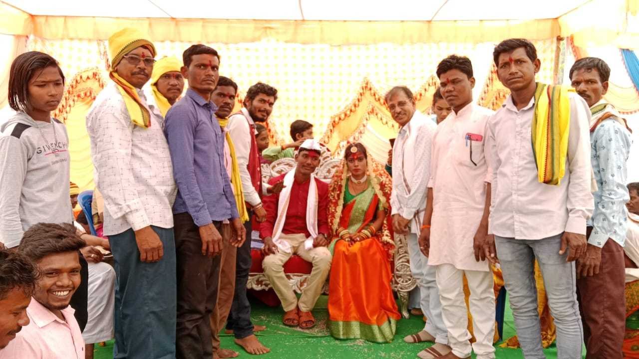 आठनेर ब्लॉक के भाजपा नेता कमलसिंह धुर्वे के पुत्र के तिलक समारोह में शामिल हुए आदिवासी नेता अजय कुमार कवडे 