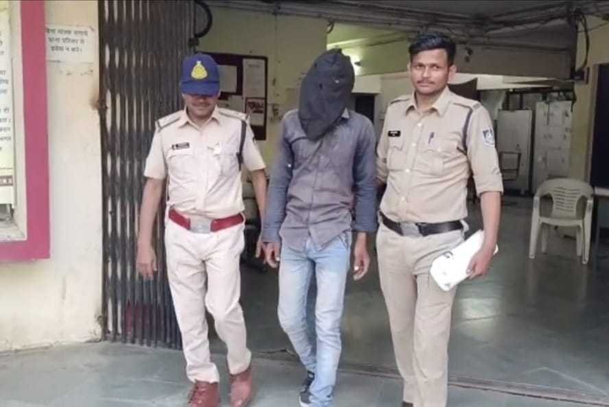 घर मे घुसकर चोरी करने वाले बदमाश को पुलिस टीम ने पकड़ा