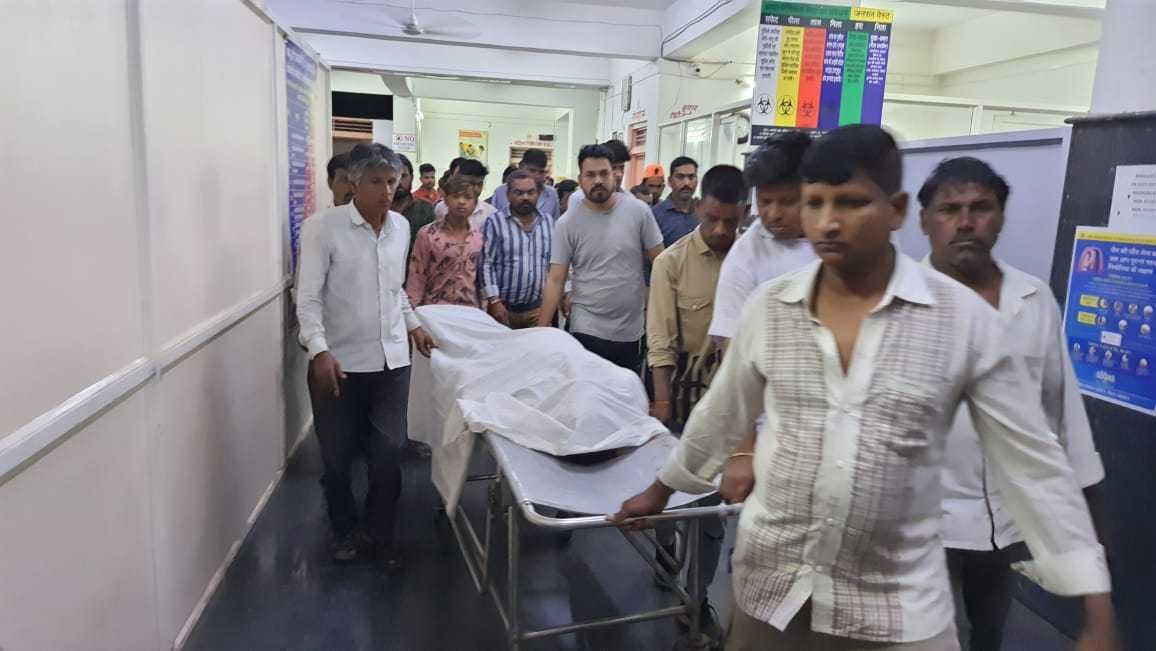 बस दुर्घटना में एक युवक की मौत,चार बच्चियों के सिर से उठा पिता का साया