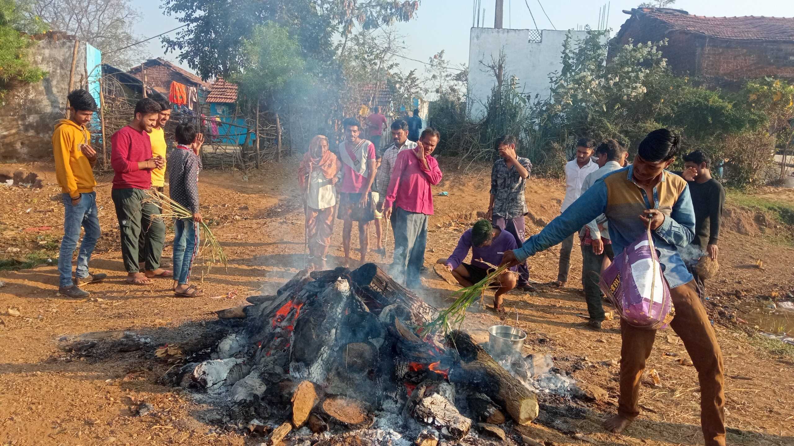 होलिका दहन के बाद क्षेत्र में खूब उड़ा रंग गुलाल, बच्चों ने खूब खेली होली