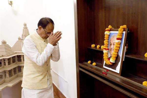 मुख्यमंत्री श्री चौहान ने स्व. श्री नंदकुमार की पुण्य-तिथि पर नमन किया
