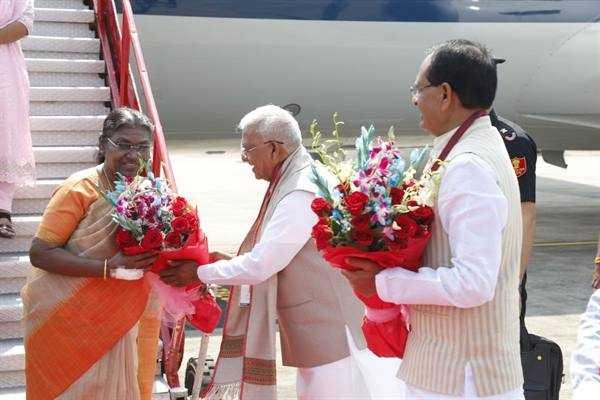 राष्ट्रपति श्रीमती मुर्मु की राज्यपाल, मुख्यमंत्री और अन्य जन-प्रतिनिधियों ने की आगवानी