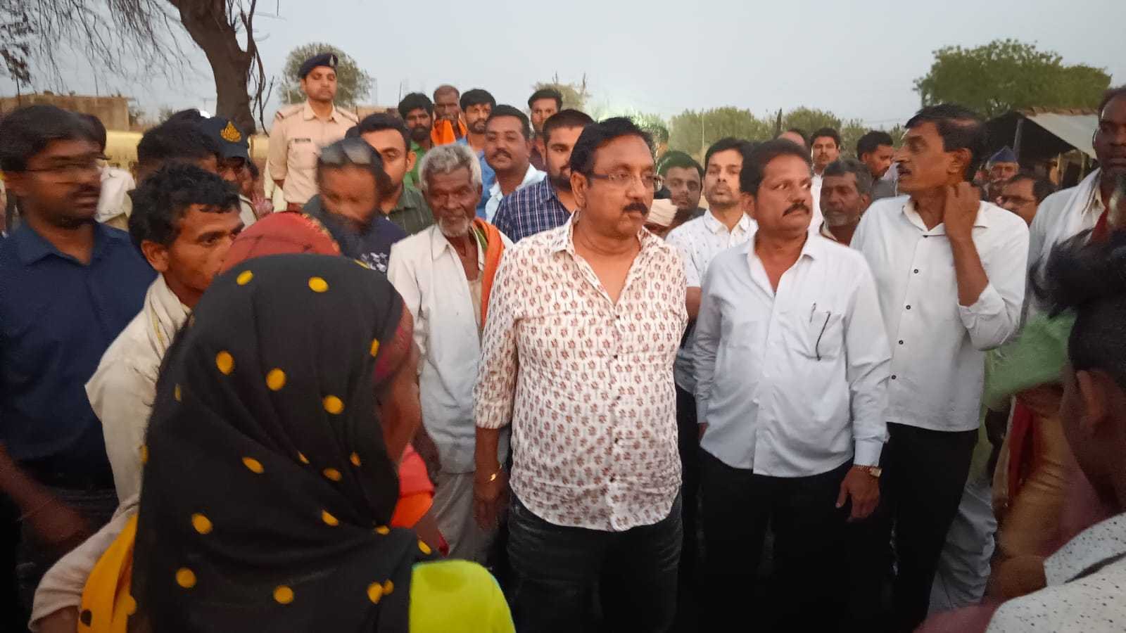अग्नि पीडि़त परिवारों का दुख दर्द बांटने उदियापुर पहुंचे मंत्री शाह