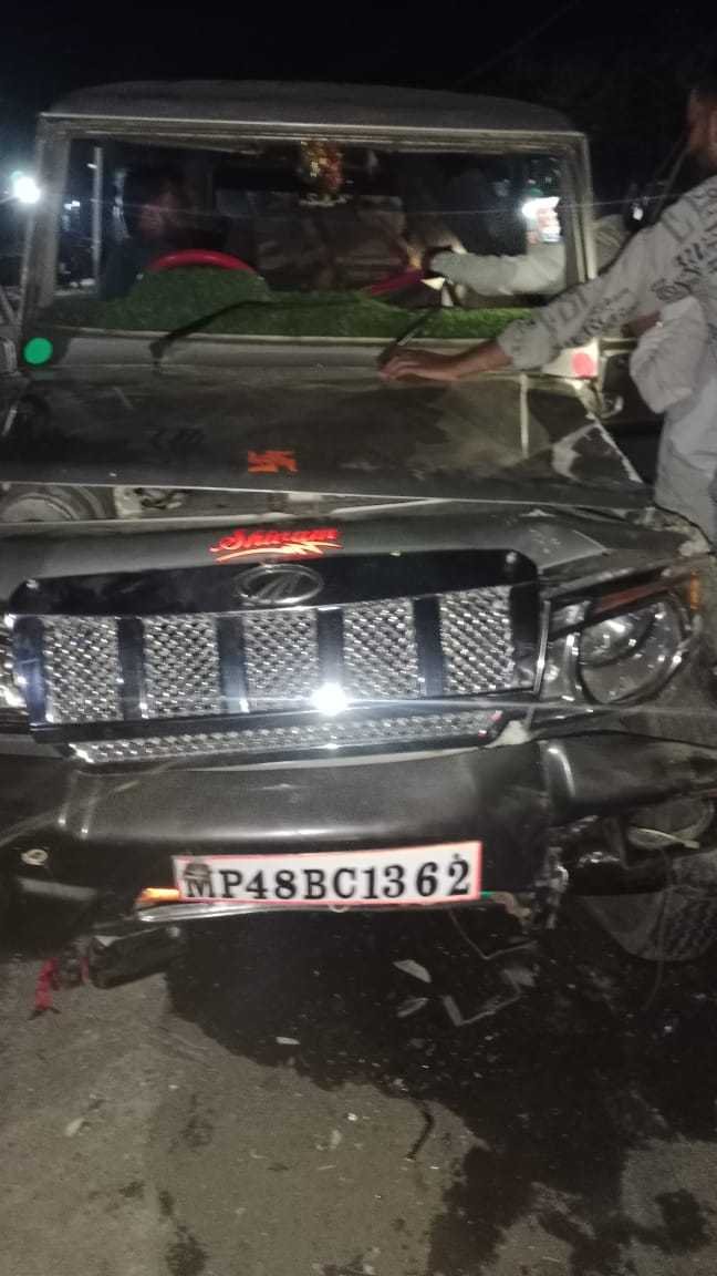 ट्रक बोलेरो की टक्कर से बोलेरो से निकला सागुन प्रत्यक्षदर्शियों ने बनाया वीडियो किया वायरल