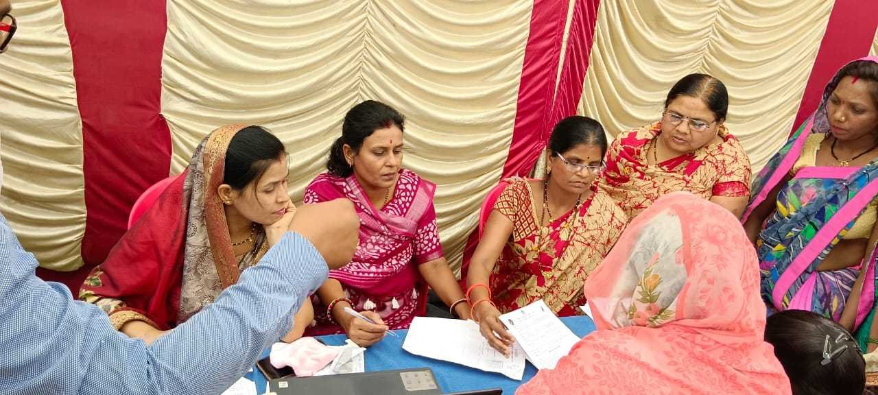 लाडली बहना योजना के फार्म जमा करने हेतु वार्ड क्रमांक एक में प्रारंभ हुआ कैंप नगर परिषद अध्यक्ष श्रीमती सुषमा मनोज जगताप ने हितग्राहीका फार्म भरकर शिविर का किया शुभारंभ
