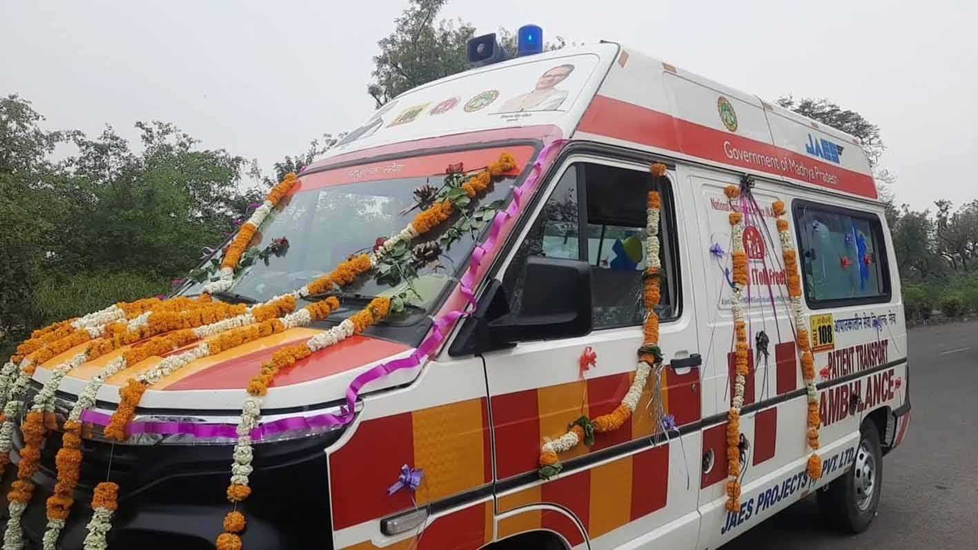 बेटी के जन्म की खुशी में फोड़ पटाखे, बाटी मिठाई