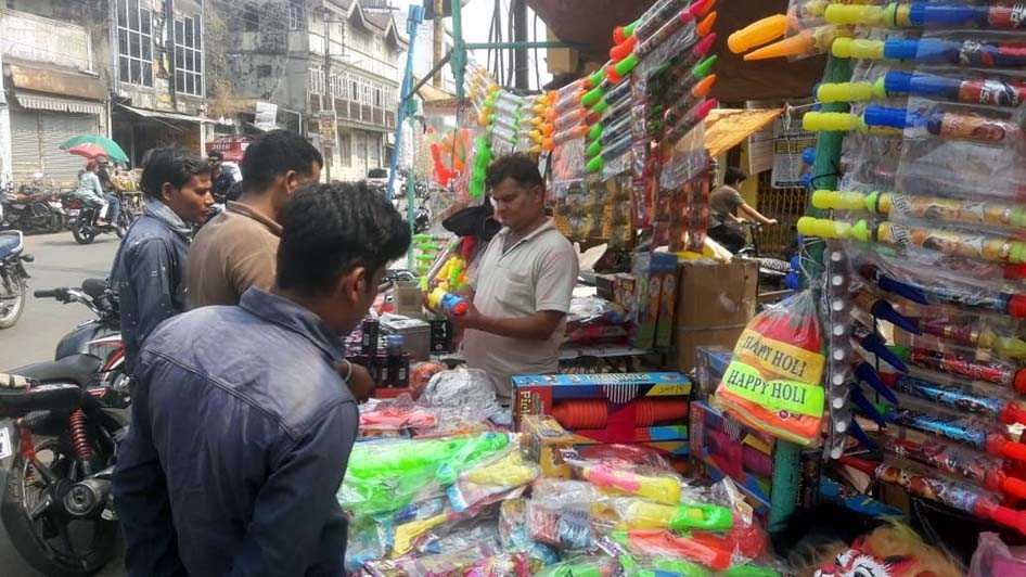 होली के रंग में रंगे बाजार, जमकर हुई खरीदारी