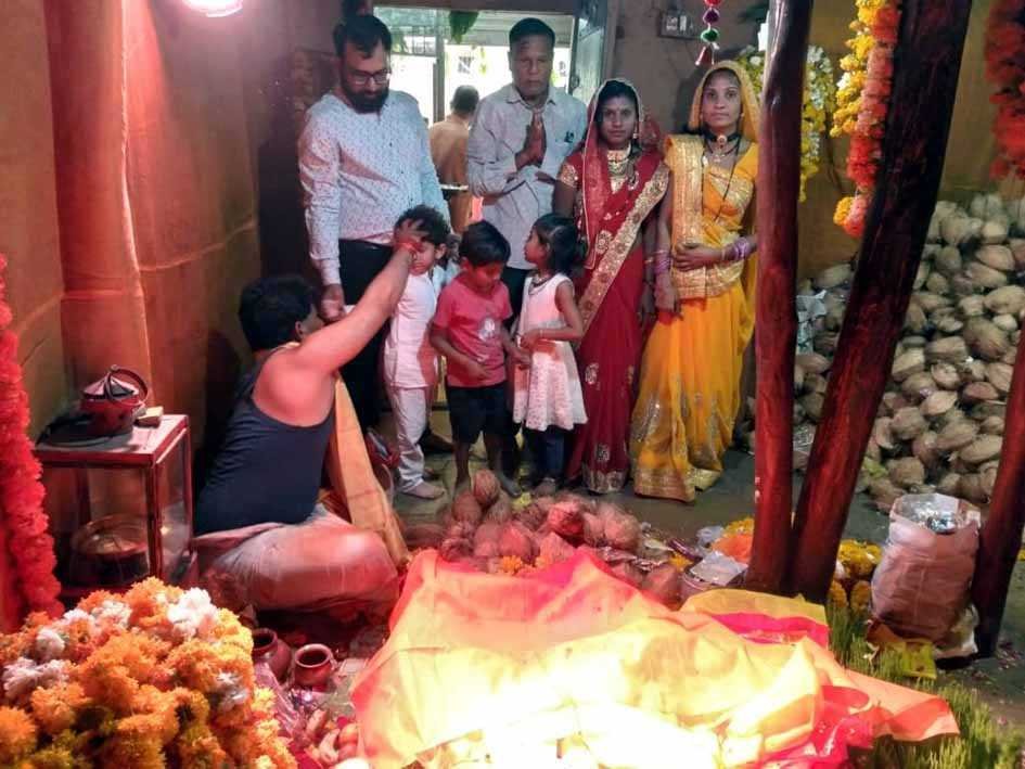 माता की बाड़ी के पट खुलते ही दर्शन को उमड़े श्रद्धालु