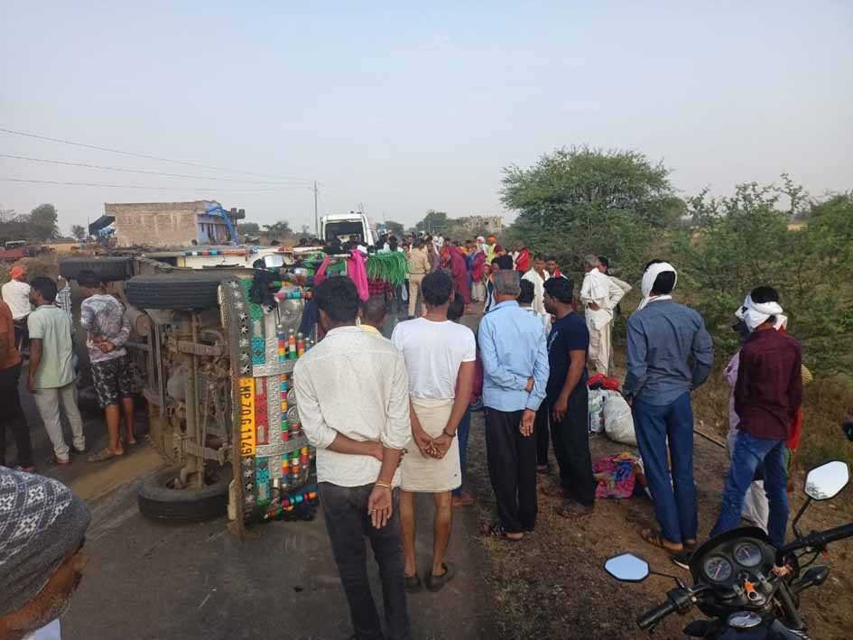पुनासा-सनावद मार्ग पर पिकअप वाहन दुर्घटनाग्रस्त