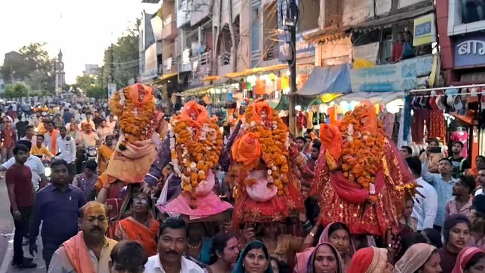 गणगौर पर्व : शहर में निकला विसर्जन चल समारोह
