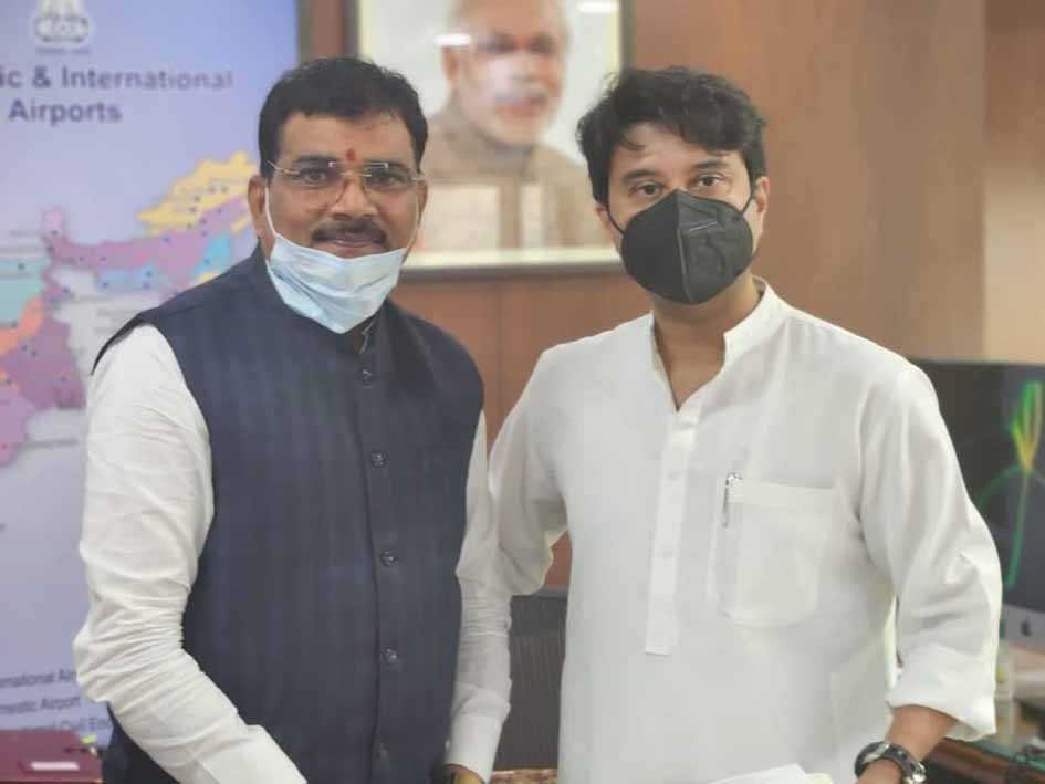 खंडवा में हवाई पट्टी के नवीनीकरण के लिए सांसद ने उड्डयन मंत्री से की मुलाकात