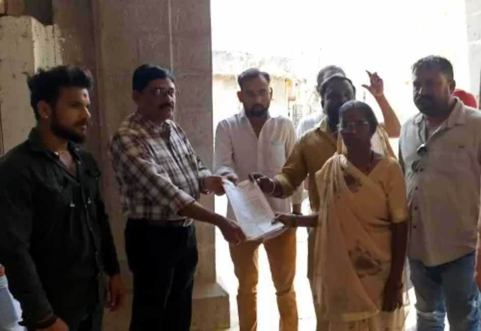 सिंघाड़ तलाई की शराब दुकान हटाने को लेकर सौंपा ज्ञापन