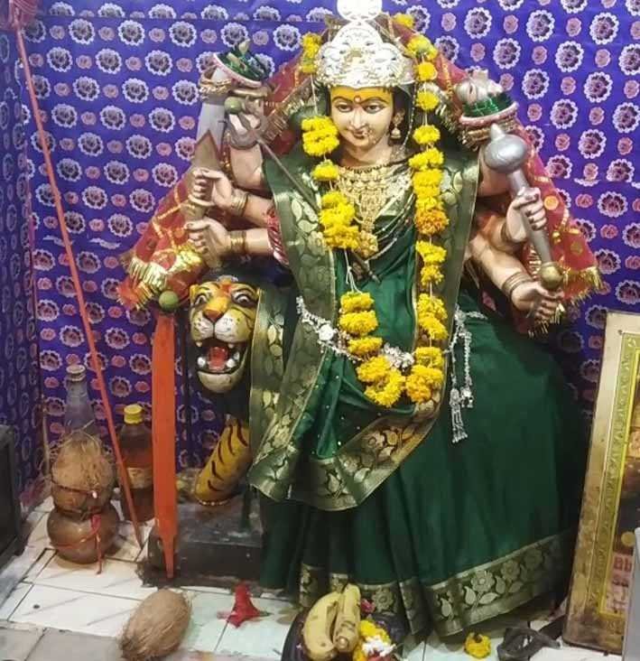 मंदिर में जैनी परिवार ने दान में दिए दो किलो चांदी के 11 मुकुट  