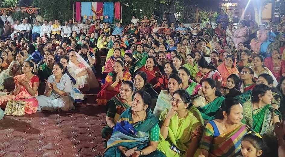 भगवान महावीर जन्मोत्सव : भजनों पर किया नृत्य, झुलाया पालना