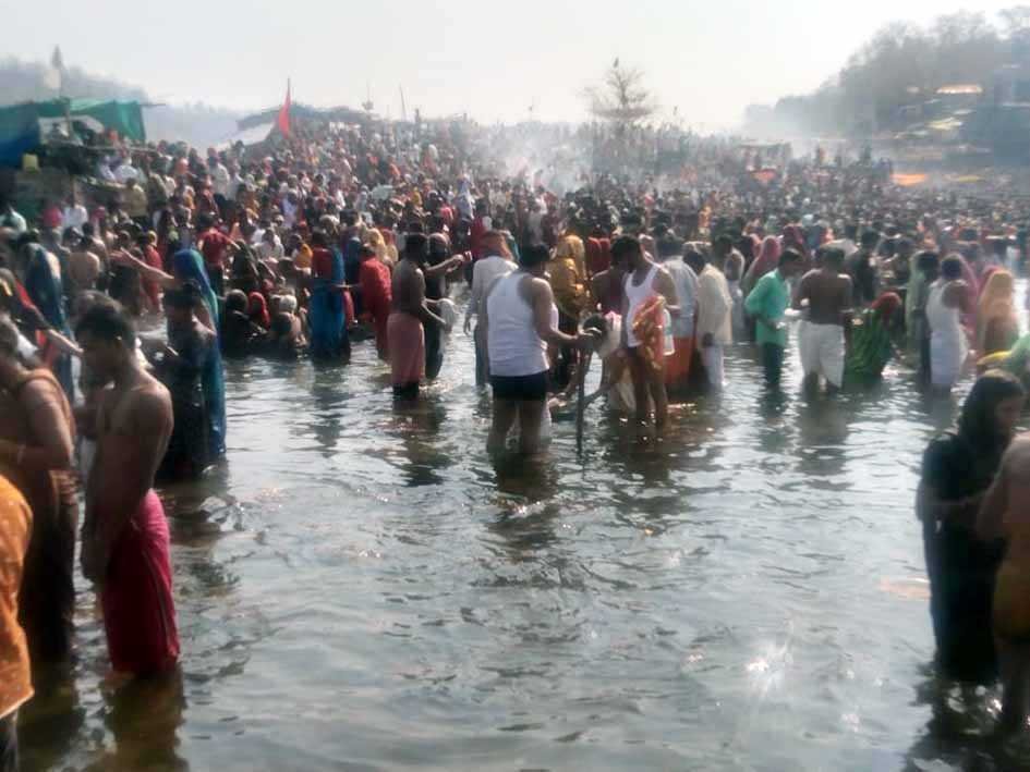 भूतड़ी अमावस्या पर नर्मदा के घाटों पर उमड़ा जनसैलाब