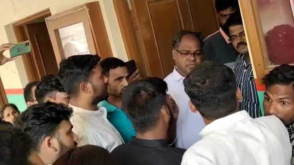 फीस नहीं दी तो परीक्षा से रोका, हंगामे के बाद लिए पेपर