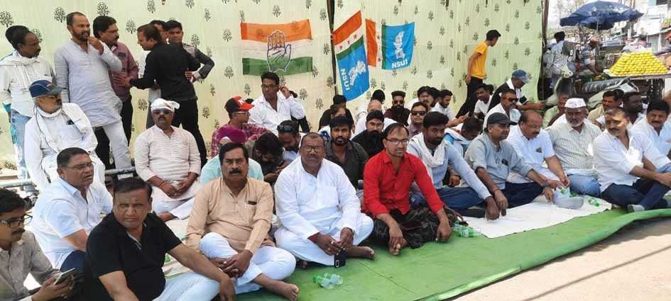 नगर निगम तिराहे पर कांग्रेस ने किया मौन सत्याग्रह