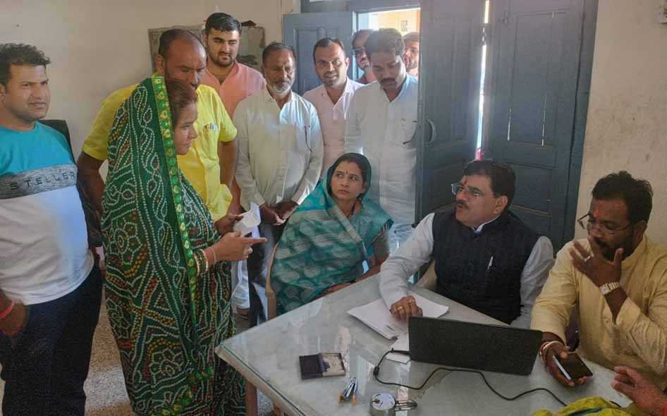 सांसद ने महिला हितग्राहियों से की चर्चा, भरे आवेदन फार्म