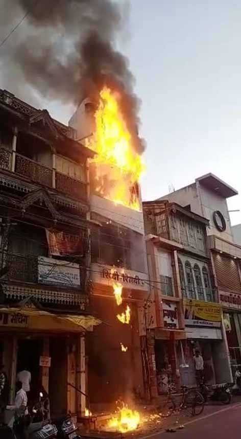 बांबे बाजार में तीन मंजिला इमारत में लगी आग