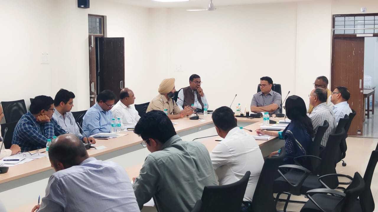 परस्पर समन्वय और सहयोग से विभाग बेहतर कार्य करें: कमिश्नर श्री शुक्ला