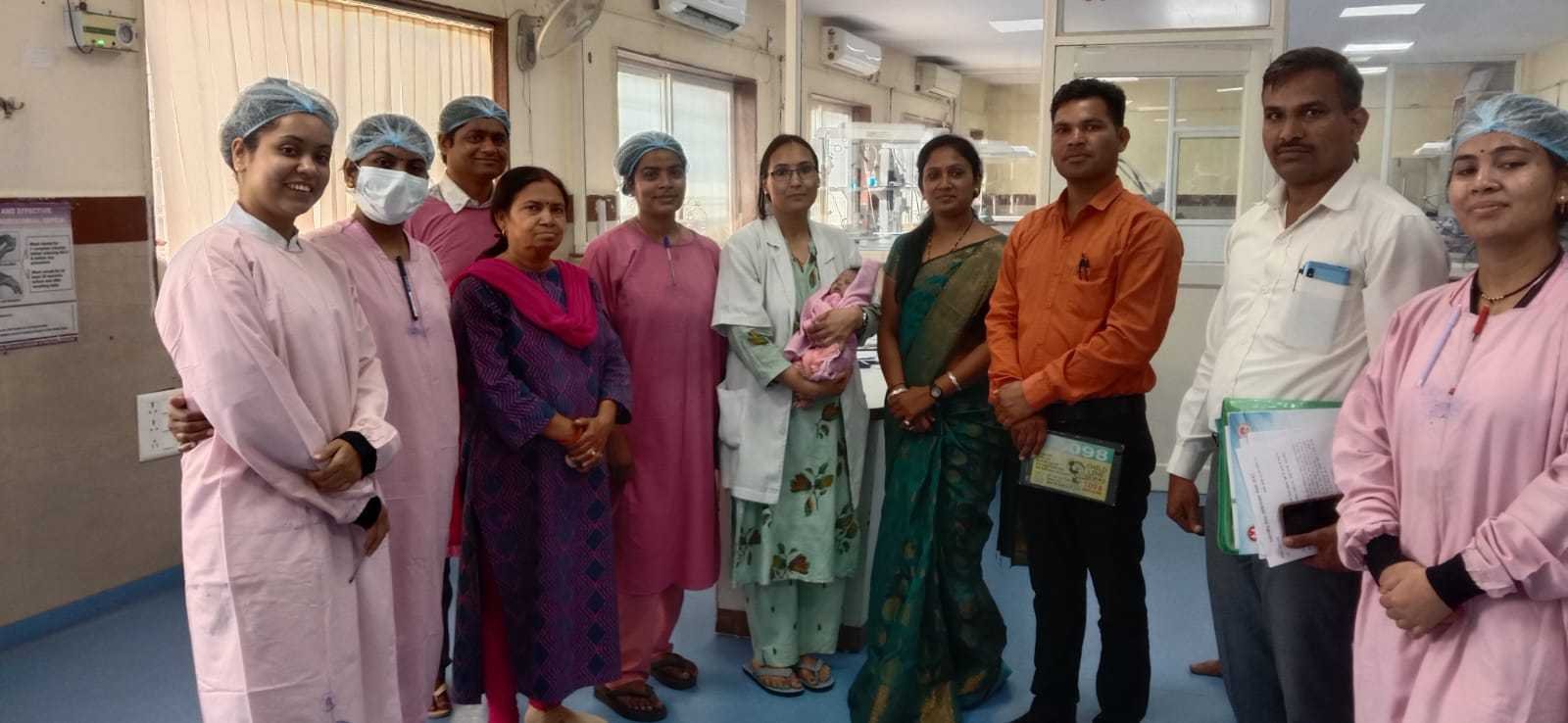 एसएनसीयू में 21 दिन उपचार के बाद स्वस्थ हुआ गंभीर अवस्था में जन्मा नवजात