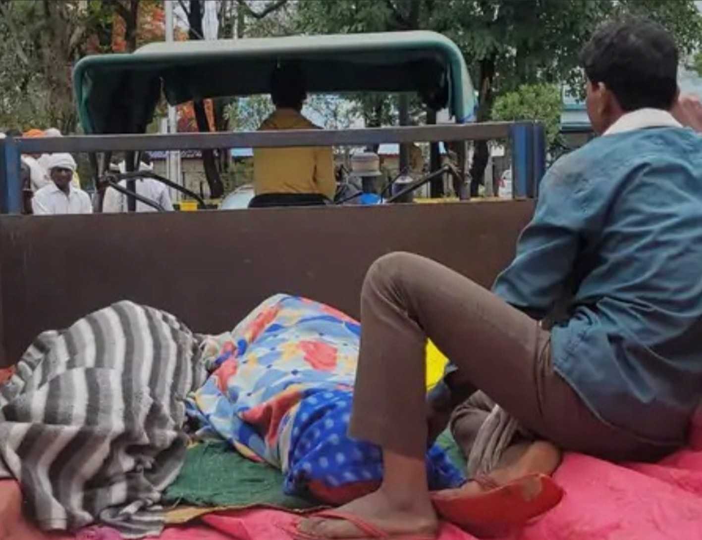 ट्रैक्टर-ट्रॉली पलटने से दो की मौत, पांच घायल
