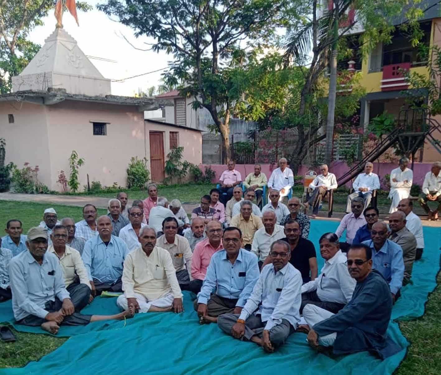 पेंशनरो की मासिक बैठक संपन्न