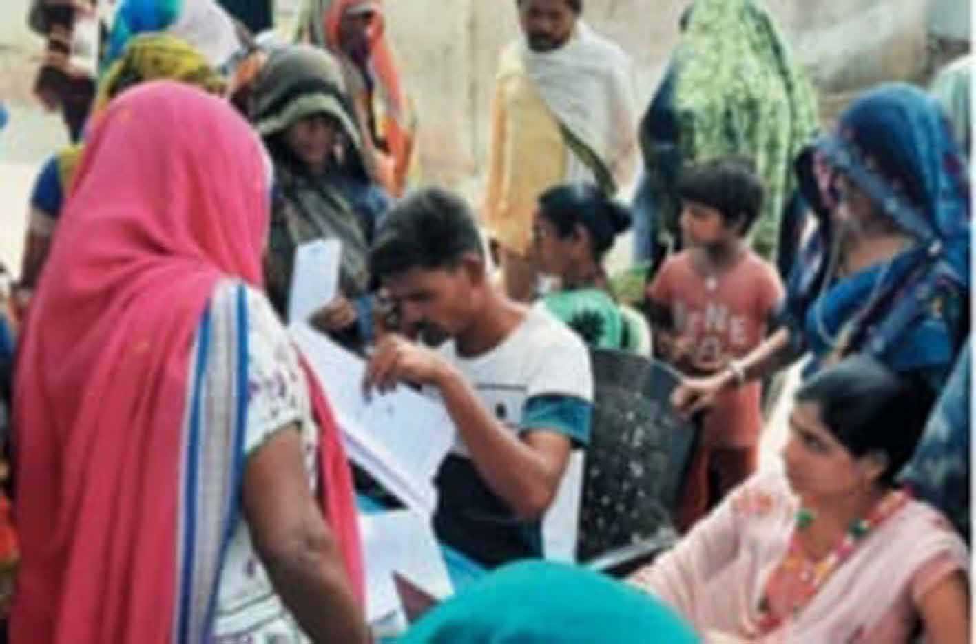 लाड़ली बहना योजना में लग रही लाइन