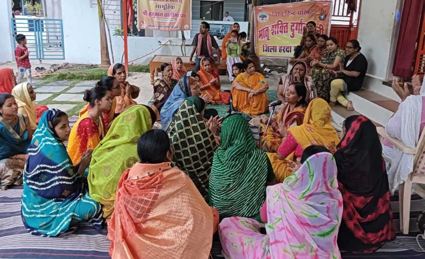 महिलाओं ने किया सुंदरकांड का पाठ