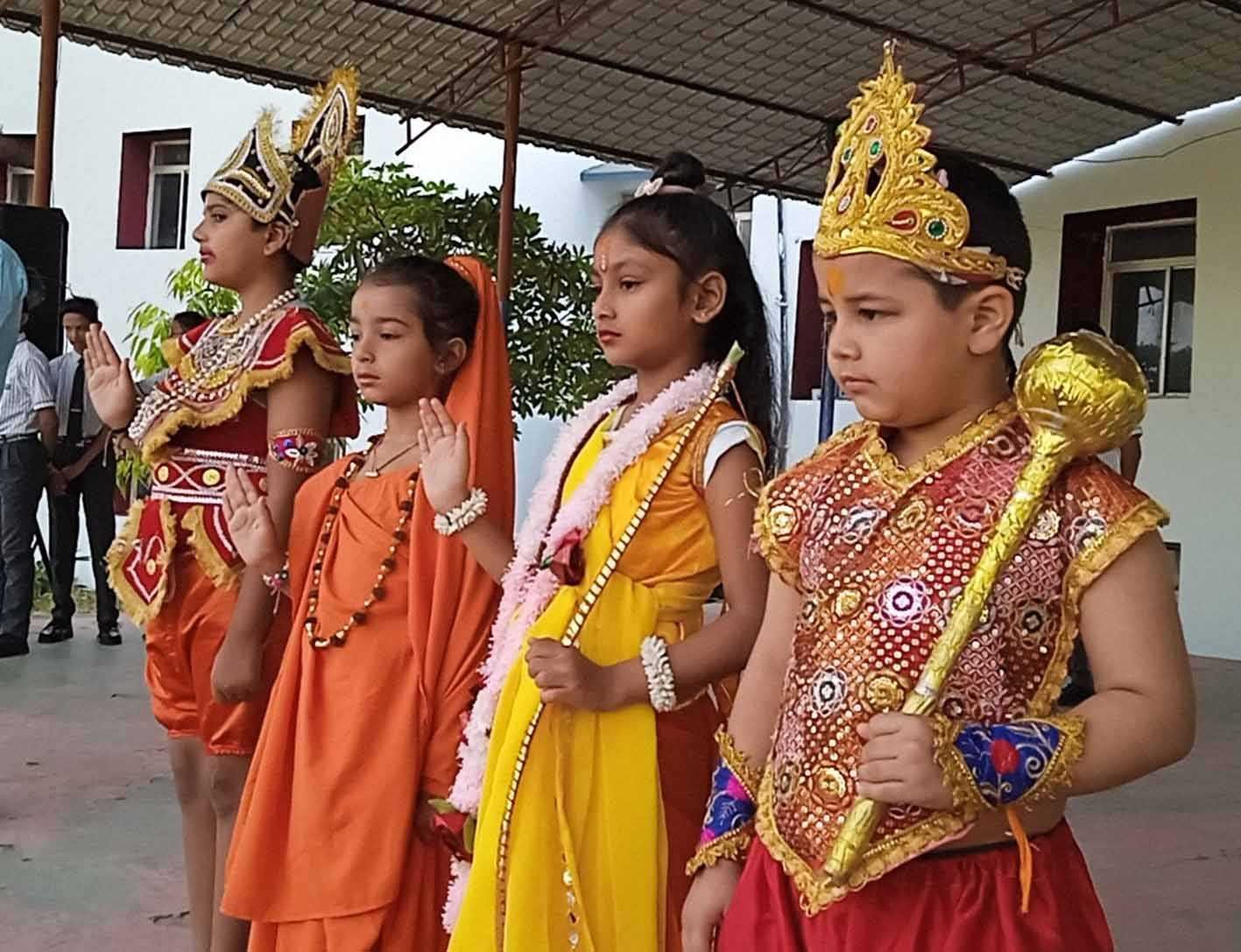 हनुमानजी की वेशभूषा में नजर आए विद्यार्थी