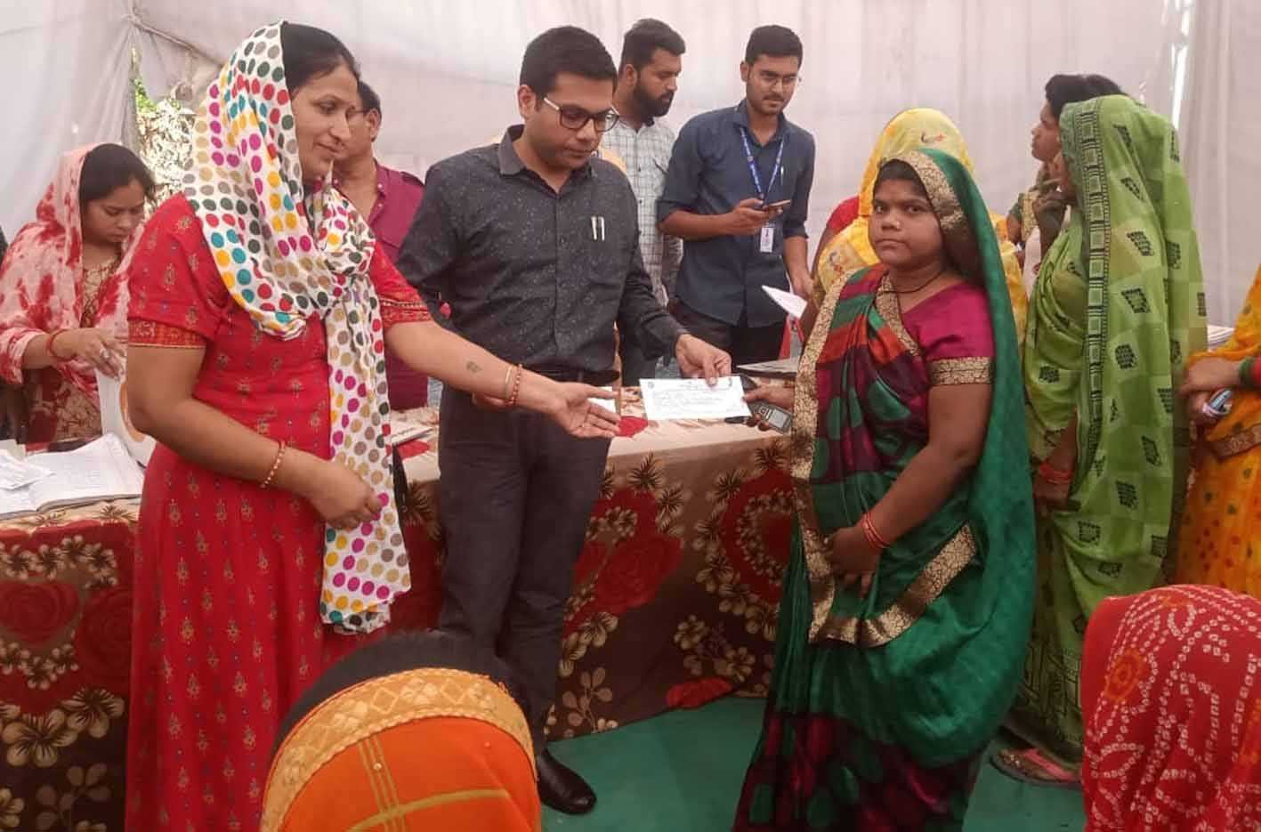 कलेक्टर व एसपी ने किया लाड़ली बहना शिविर का निरीक्षण