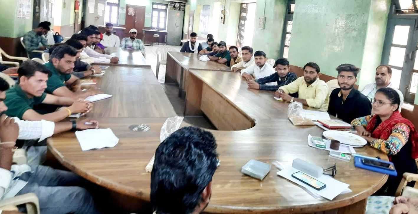 उपार्जन केंद्र सर्वेयरों को दिया प्रशिक्षण