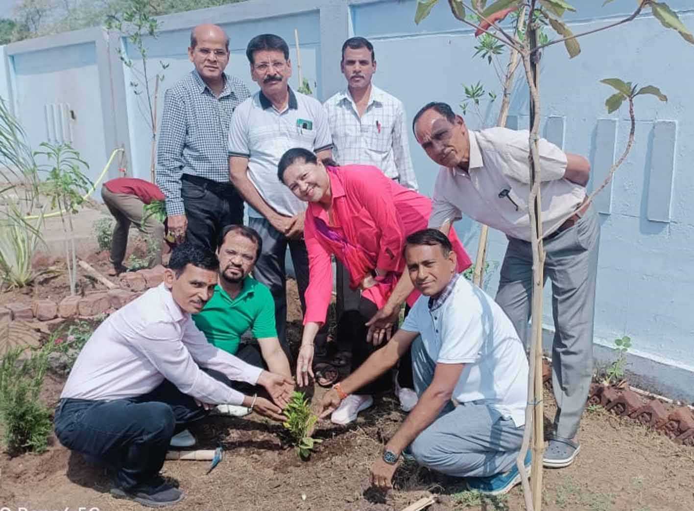 गार्डन को हरा-भरा बनाए रखने किया पौधरोपण