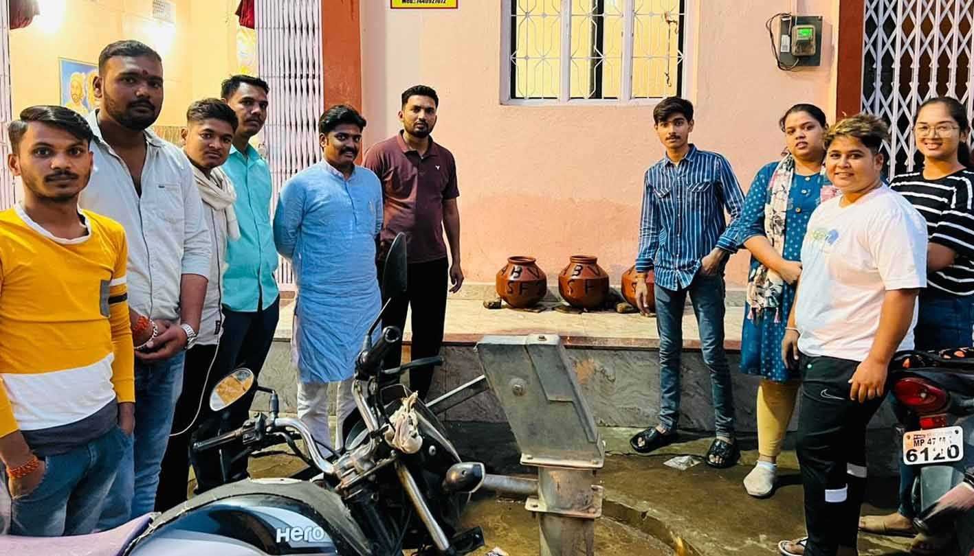 शीतल जल के लिए रखे मटके