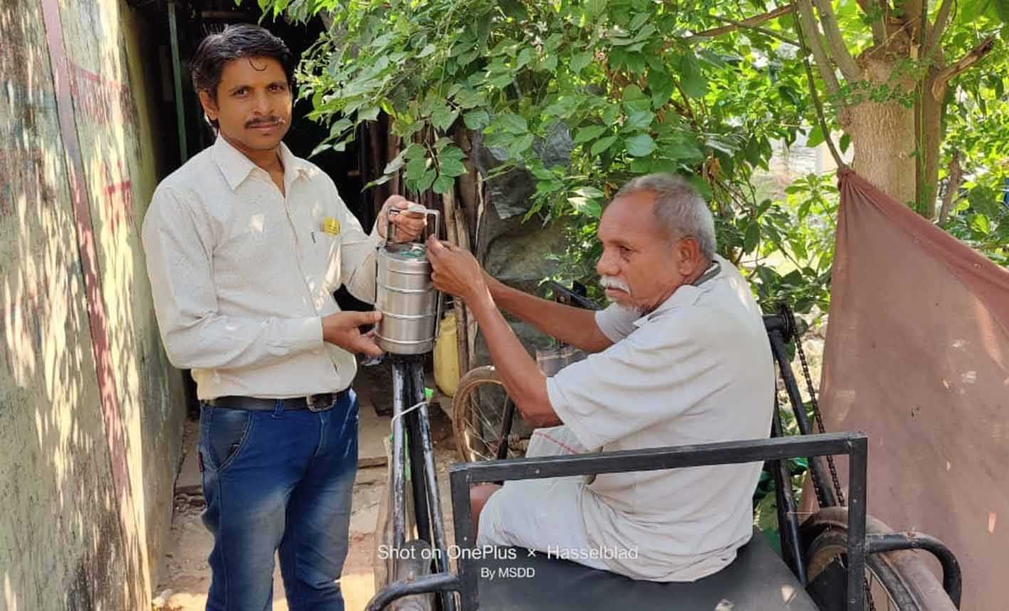 कलेक्टर का आदेश- बेसहारा वृद्ध को घर पर ही नियमित मिलेगा भोजन