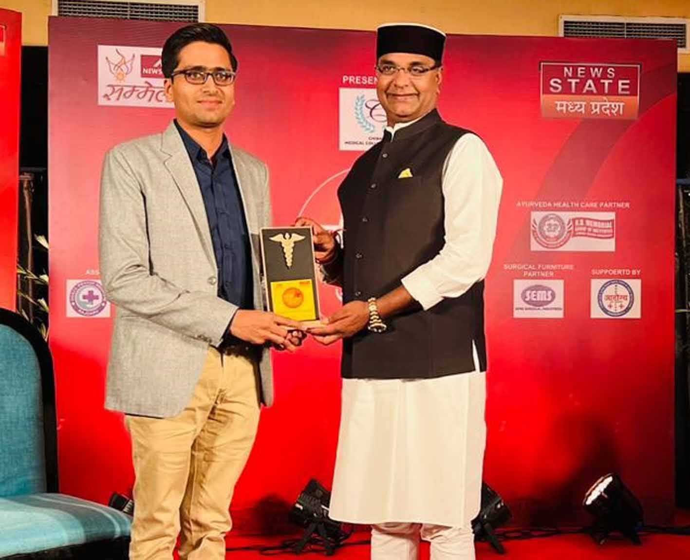 स्वास्थ्य और चिकित्सा शिक्षा मंत्रीद्वय ने किया डॉ. पारे का सम्मान