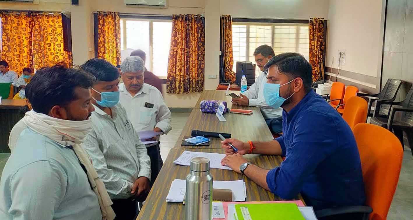 जिपं सीईओ ने सुनी नागरिकों की समस्याएं