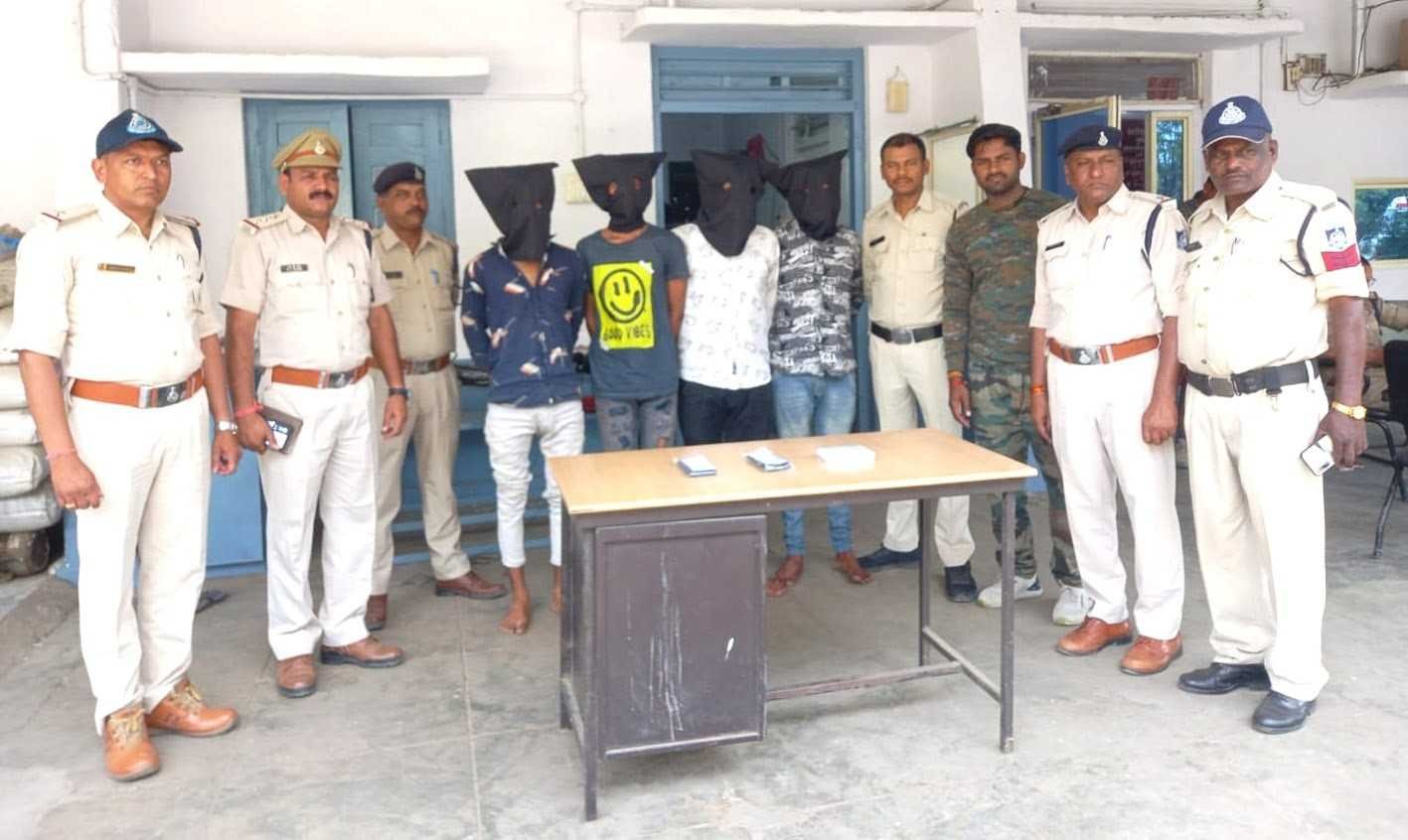 चाकू की नोंक पर लूट करने वाले आरोपी गिरफ्तार