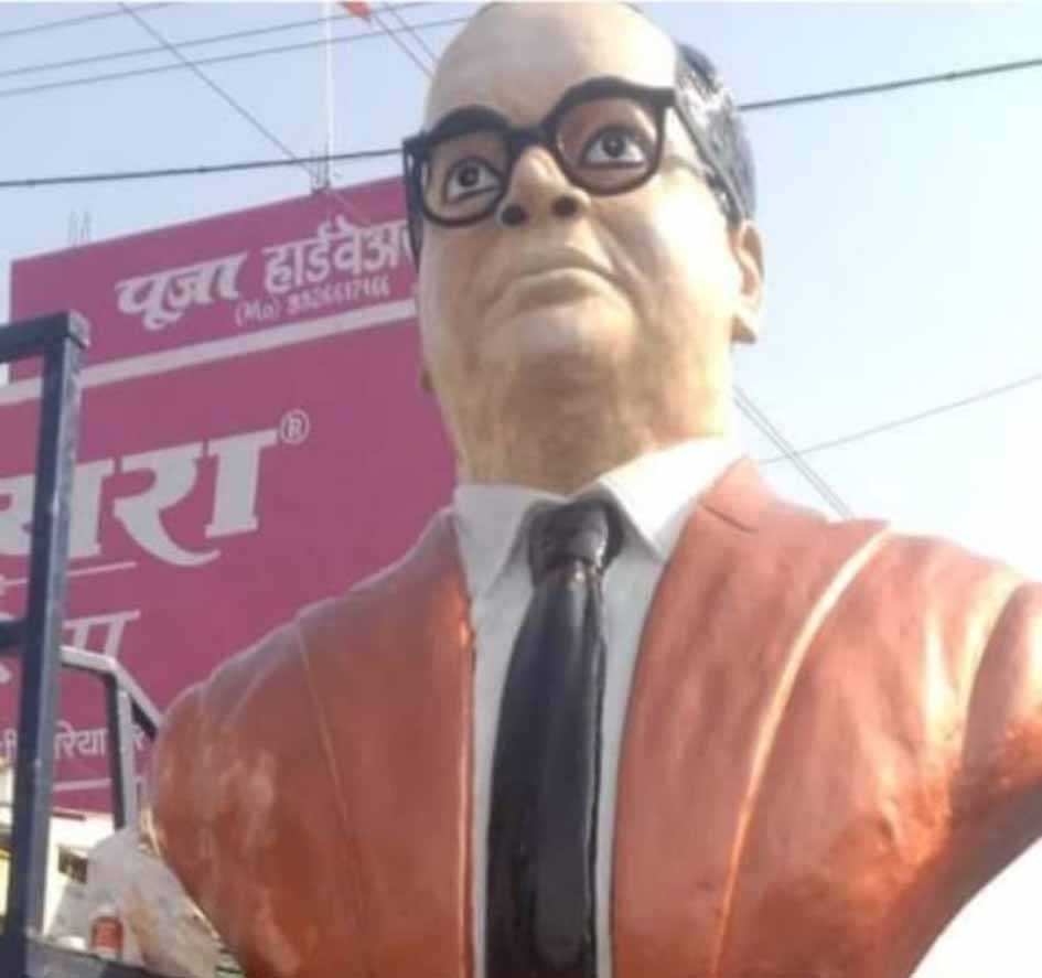 अंबेडकर जयंती…..  प्रतिमा का रंग-रोगन को लेकर उठा सवाल