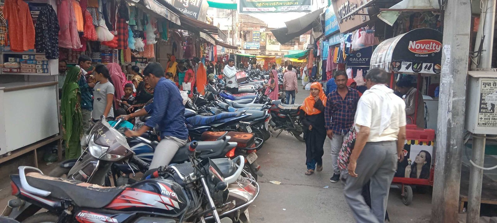 अव्यवस्थाओं का आलम …..  सड़कों पर सज रहा बाजार, चलना दभर