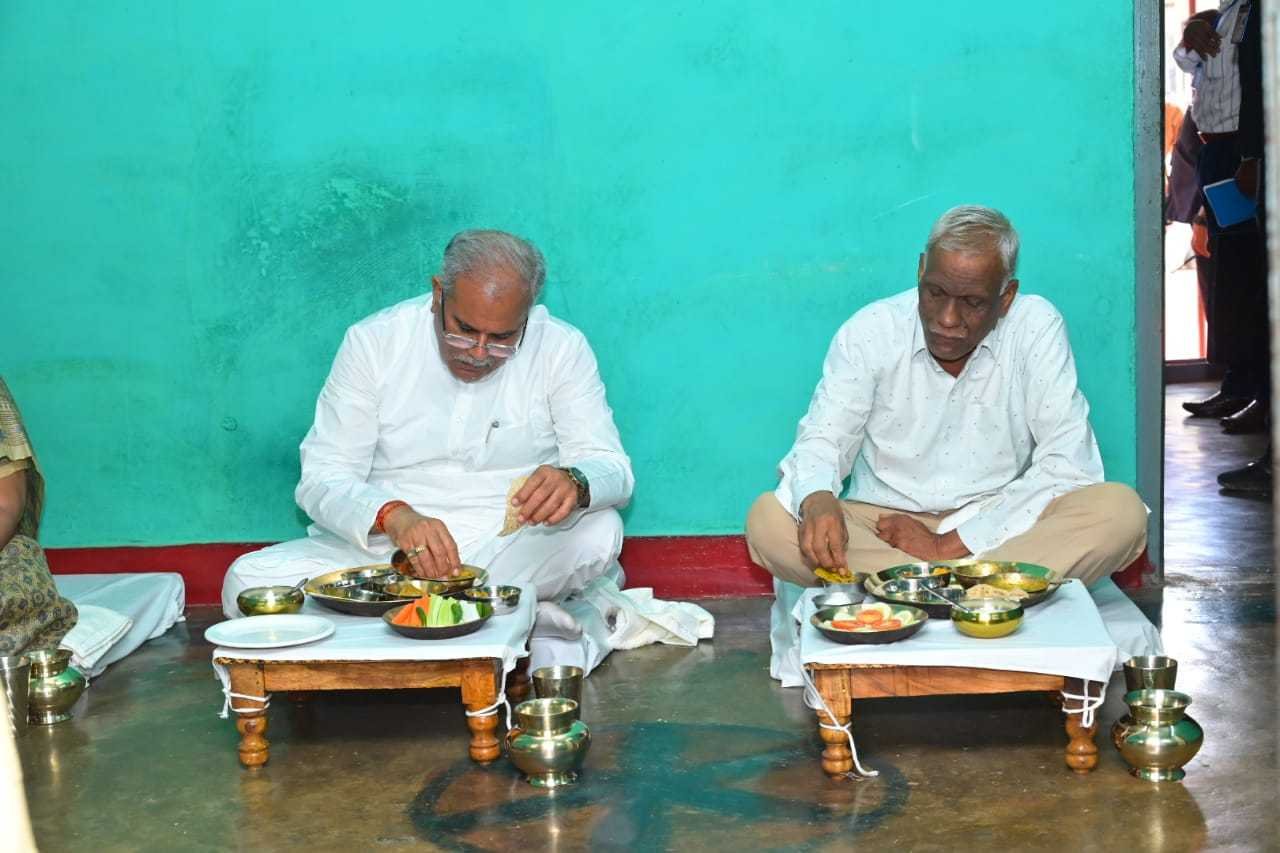 मुख्यमंत्री ने सेमरा-बी के किसान रमेश सिन्हा के घर परिवार के साथ किया भोजन