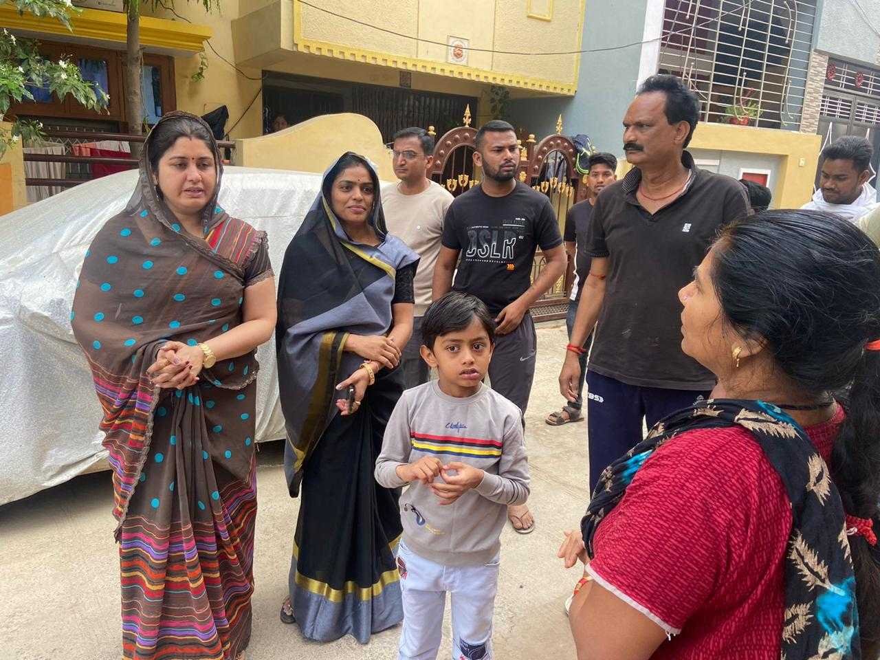 नागरिकों की समस्या जानने घरोंघर पहुंच रही नपाध्यक्ष