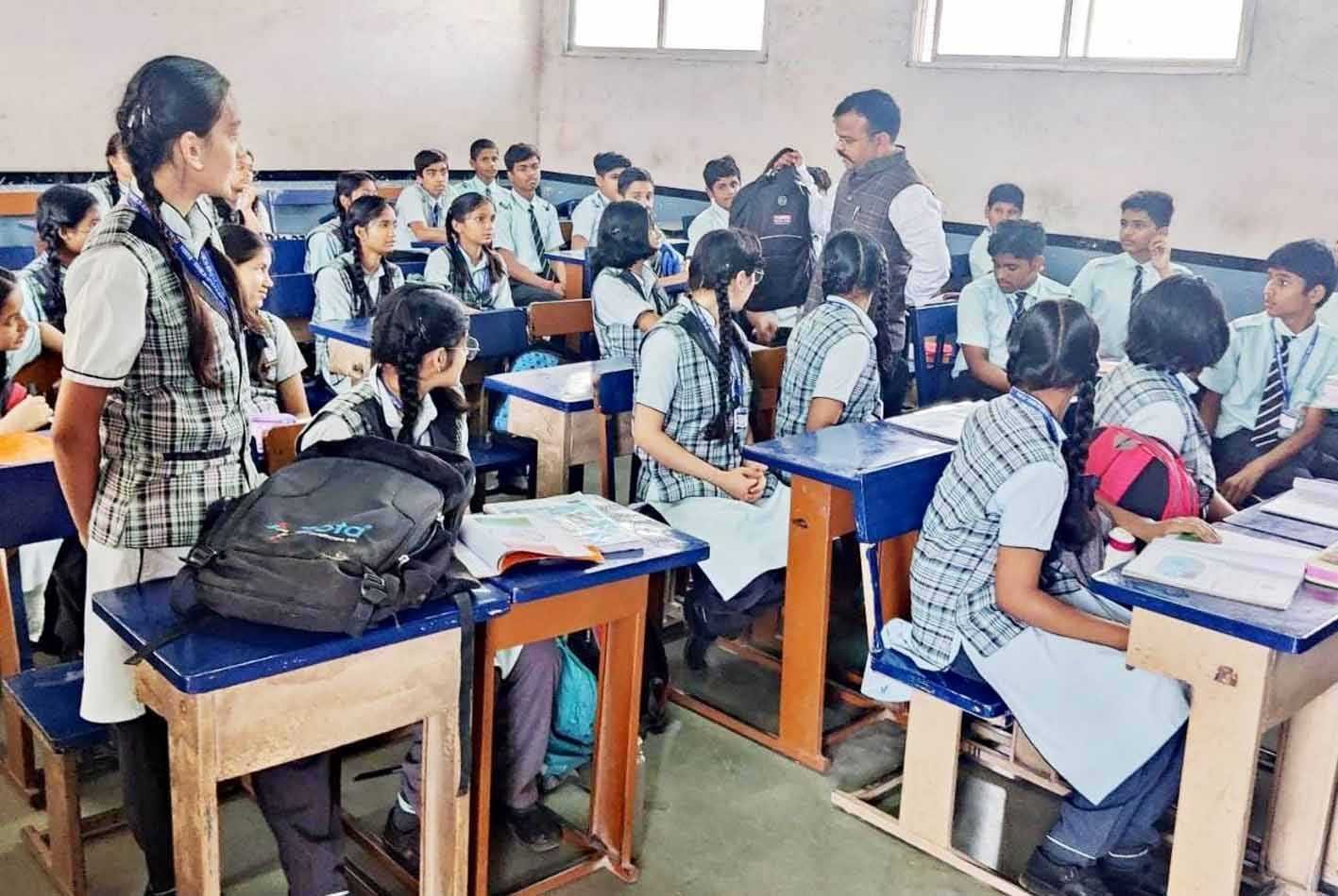 बाल संरक्षण आयोग सदस्य ने स्कूलों का निरीक्षण किया
