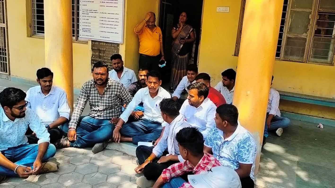 भीषण गर्मी व बिजली कटौती के बीच कॉलेज में हुई परीक्षा