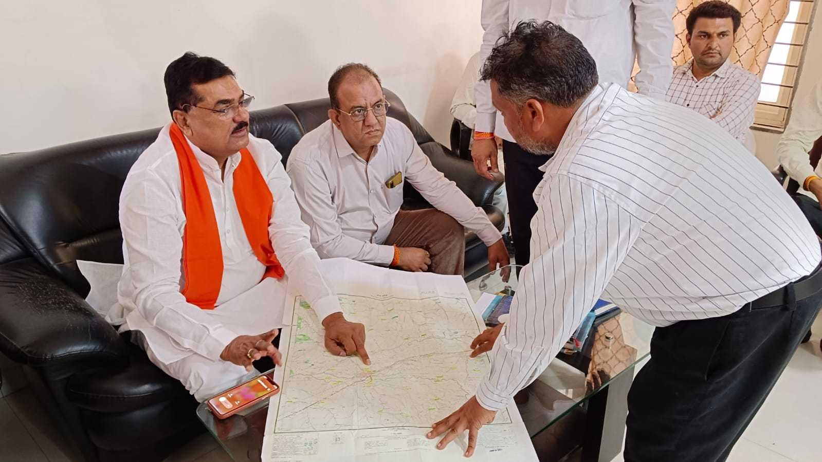 कृषि मंत्री ने सड़कों का निर्माण शीघ्रता से पूर्ण करने के दिए निर्देश