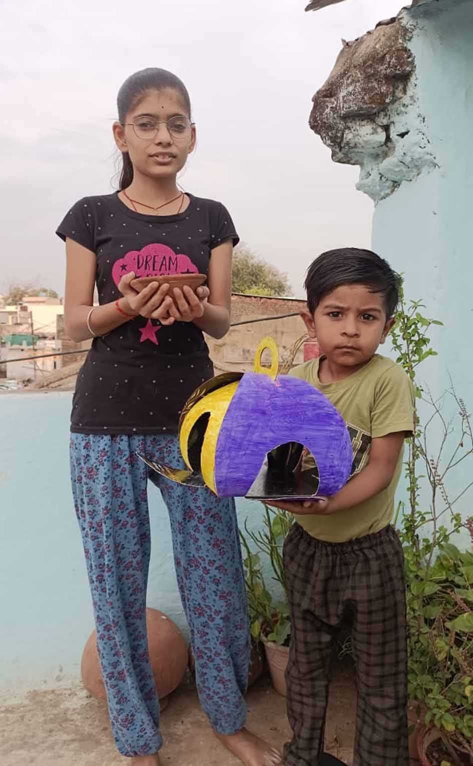 पक्षियों के दाने-पानी के लिए भाई-बहन ने बनाया बर्ड हाउस  