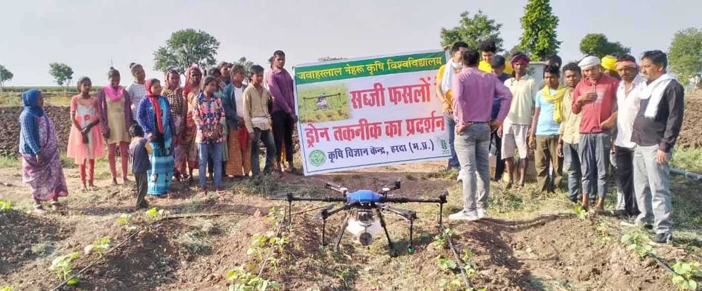 ड्रोन से कीटनाशक छिड़काव का प्रदर्शन