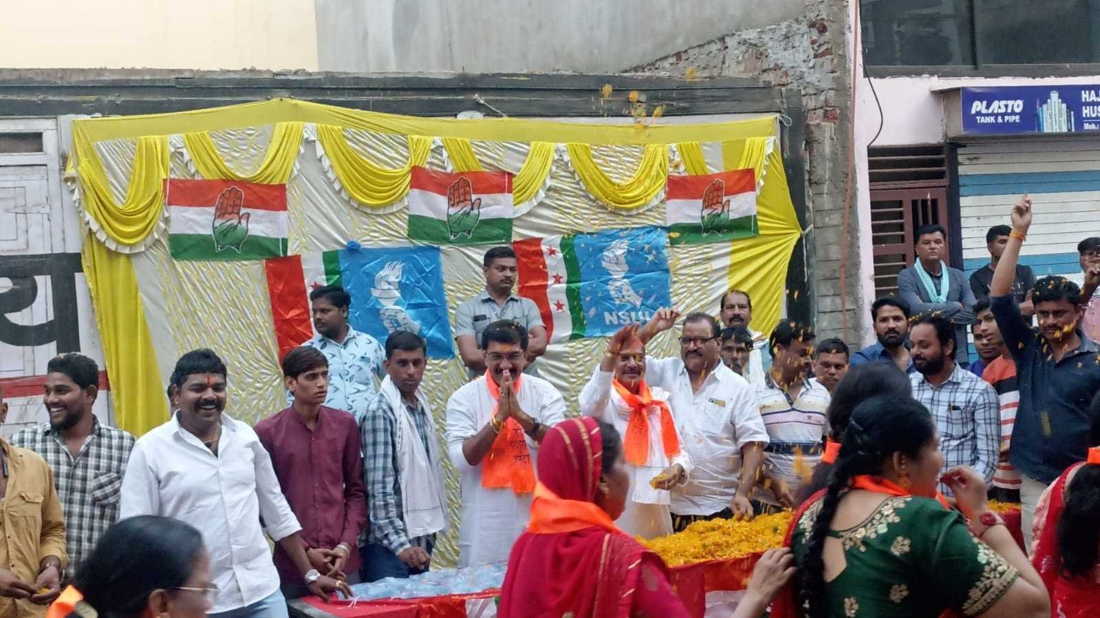 शोभायात्रा पर पुष्प वर्षा कर किया स्वागत