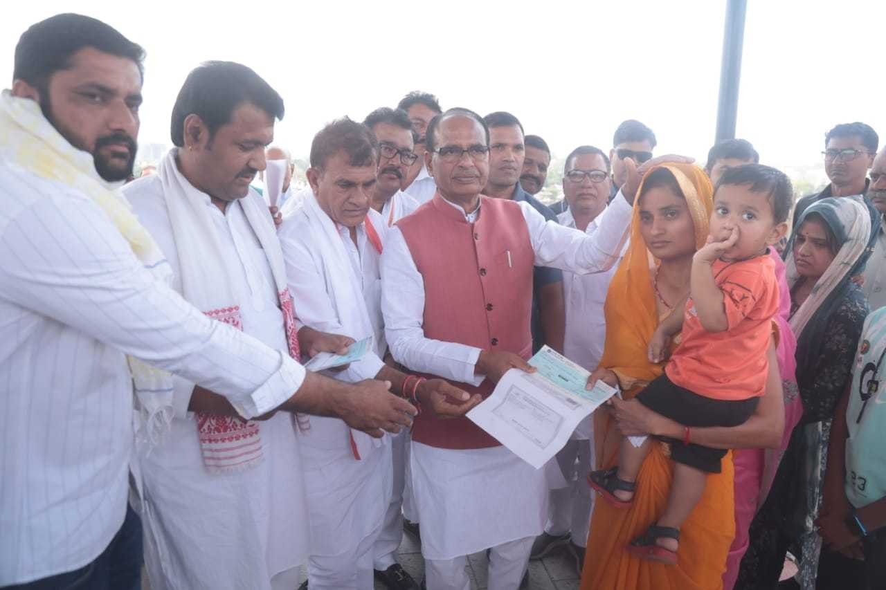 विश्नोई महासभा की पहल….  पुलिसकर्मियों के परिवार को एक-एक लाख रुपये की मदद